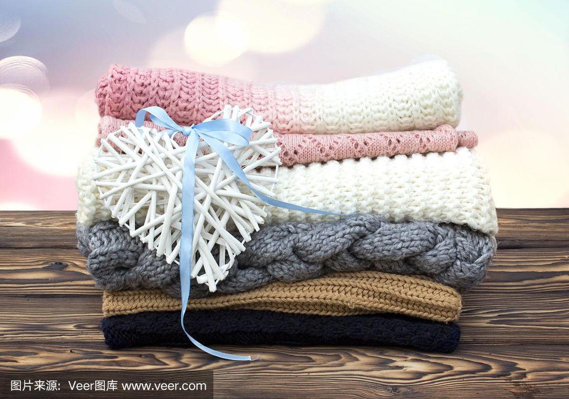 木质背景上的一堆针织品